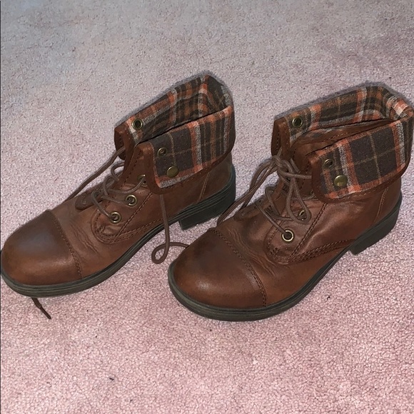 Cute Brown Arizona Boots - Picture 1 of 5
